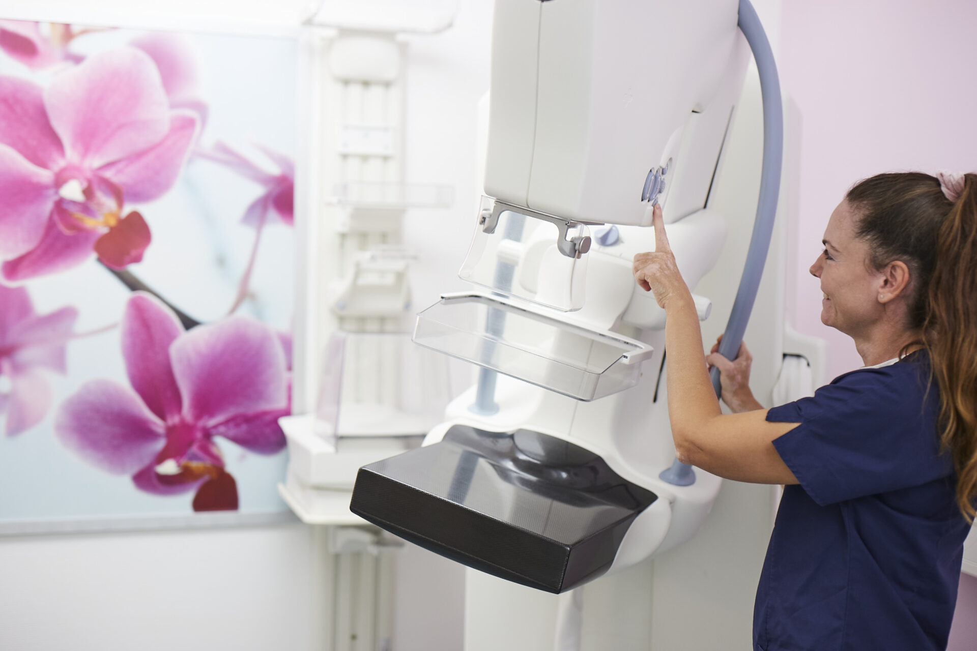 Ärztin bedient einen Mammographen
